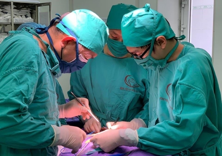 Bé 4 tháng có ruột đôi hiếm gặp - 1