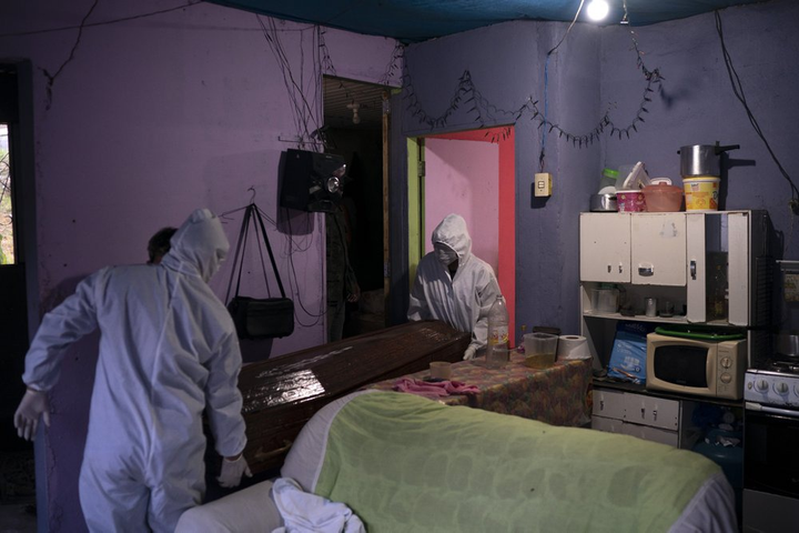 COVID-19: Thi thể chật cứng nghĩa trang ở thành phố của Brazil - 4