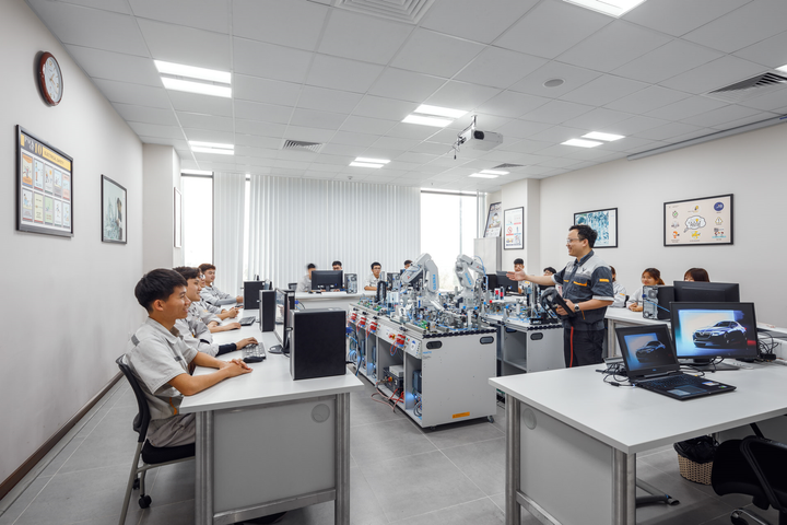 VinFast hợp tác đào tạo Cao đẳng chuyên ngành cơ điện tử và Kỹ thuật ô tô - 2