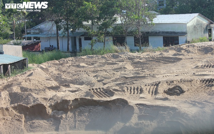 Núi cát khổng lồ tập kết sát vách trường học, bất chấp lệnh di dời - 3