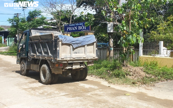 Núi cát khổng lồ tập kết sát vách trường học, bất chấp lệnh di dời - 2