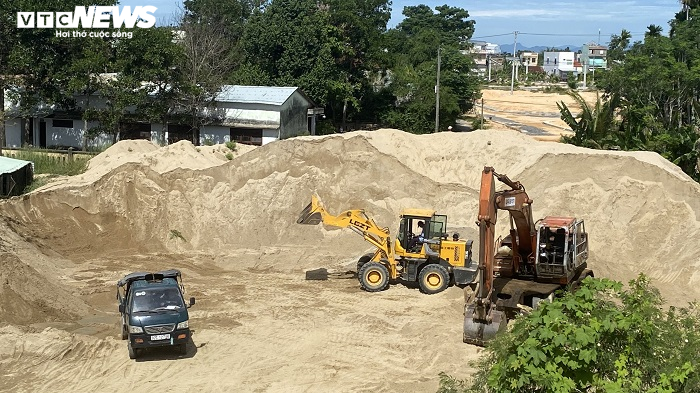 Núi cát khổng lồ tập kết sát vách trường học, bất chấp lệnh di dời - 1