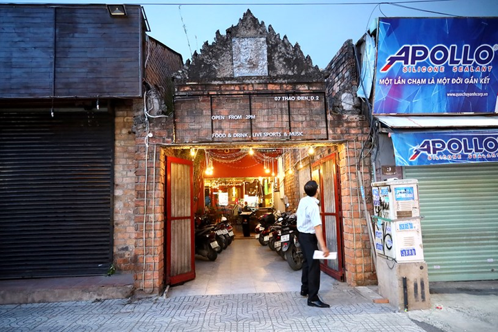 Quán bar tai tiếng Buddha gỡ tranh, tượng liên quan đến tôn giáo - 1