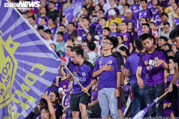 Mua vé xem bóng đá không phải để bị 'nhốt' trên khán đài Hàng Đẫy - 1