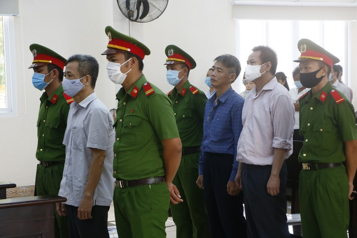 Cựu Bí thư Bến Cát lãnh 10 năm tù, người thân cầm micro kêu oan - 1