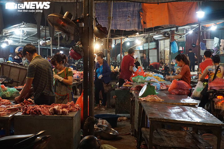 Bán thịt lợn ế ẩm, hàng loạt tiểu thương 'treo sạp', nghỉ chợ - 2