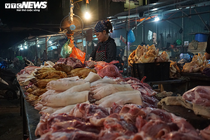 Bán thịt lợn ế ẩm, hàng loạt tiểu thương 'treo sạp', nghỉ chợ - 9