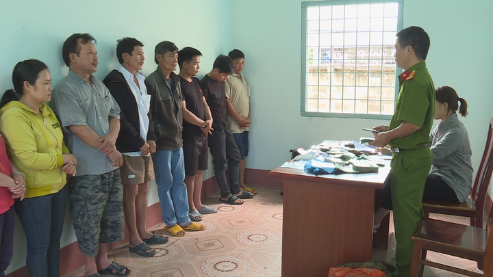 Triệt phá đường dây ghi số đề, thu gần 1 tỷ đồng - 1