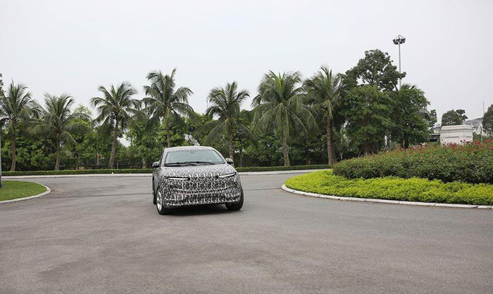 Ô tô điện đầu tiên của VinFast chạy thử, năm 2021 sẽ sản xuất hàng loạt - 2