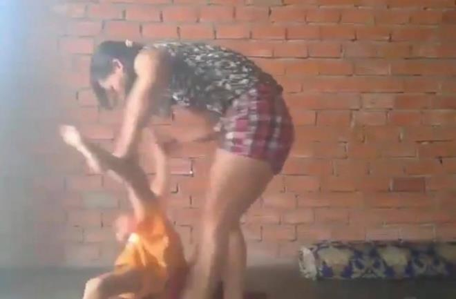 Người mẹ bóp cổ, đánh đập bé trai ở Bình Dương đối diện mức phạt nào? - 1