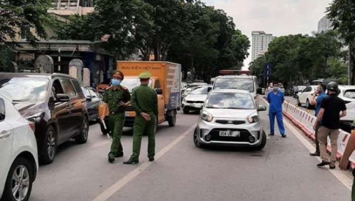 Tài xế đột tử trong ô tô khi chờ đèn đỏ ngay giữa phố Hà Nội - 1