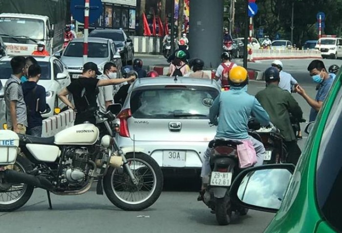 Tài xế đột tử trong ô tô khi chờ đèn đỏ ngay giữa phố Hà Nội - 2