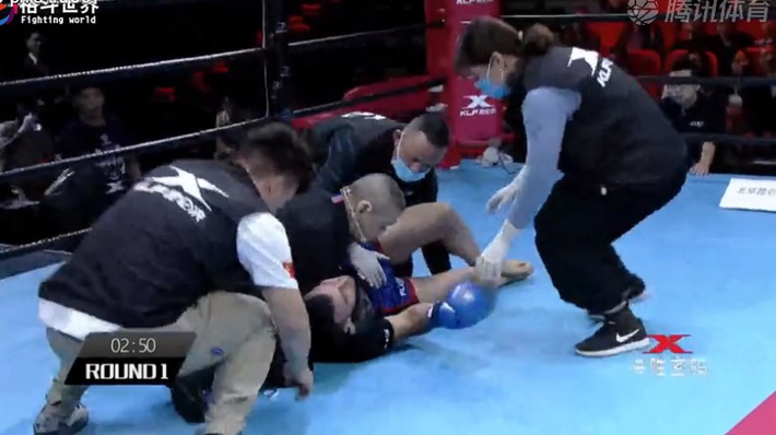 Võ sĩ Trung Quốc gây phẫn nộ khi đá vào 'chỗ hiểm' làm đối thủ co giật - 1