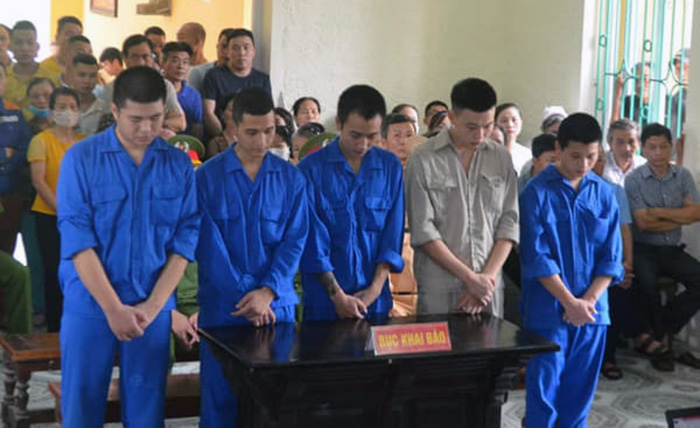 Đánh bác sĩ gãy sống mũi, 5 kẻ côn đồ ở Hải Dương bị xử phạt 175 tháng tù - 1