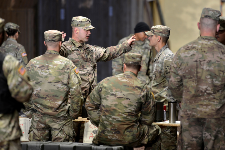 Bạo động leo thang, Mỹ đặt quân cảnh trong tình trạng báo động - 1