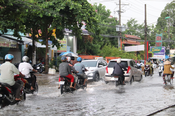 Sau mưa lớn, nhiều tuyến đường ngập sâu, người Cần Thơ bì bõm dắt xe - 3