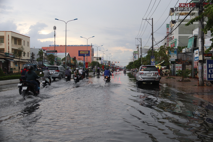 Sau mưa lớn, nhiều tuyến đường ngập sâu, người Cần Thơ bì bõm dắt xe - 4
