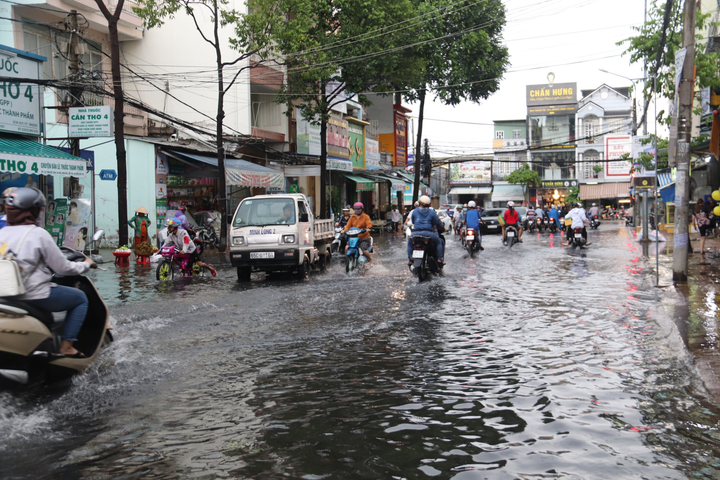 Sau mưa lớn, nhiều tuyến đường ngập sâu, người Cần Thơ bì bõm dắt xe - 5