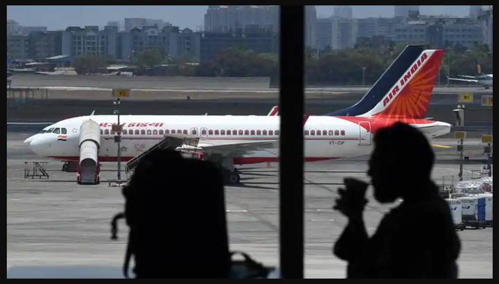 Phi công mắc COVID-19, máy bay phải quay về nơi xuất phát - 1