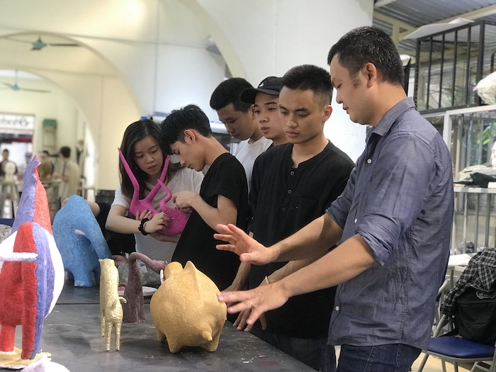 Sinh viên trổ tài điêu khắc, giảng viên chưa chấm xong khách đã đòi mua - 1