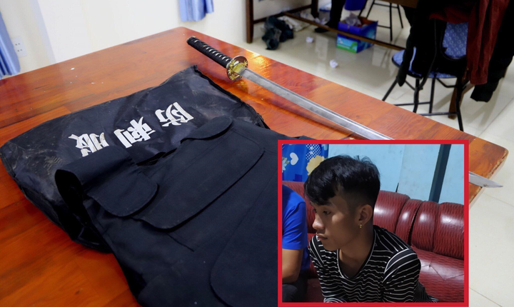 Cả gan tàng trữ ma tuý, lựu đạn, kiếm Nhật, áo giáp chống đạn trong nhà - 1