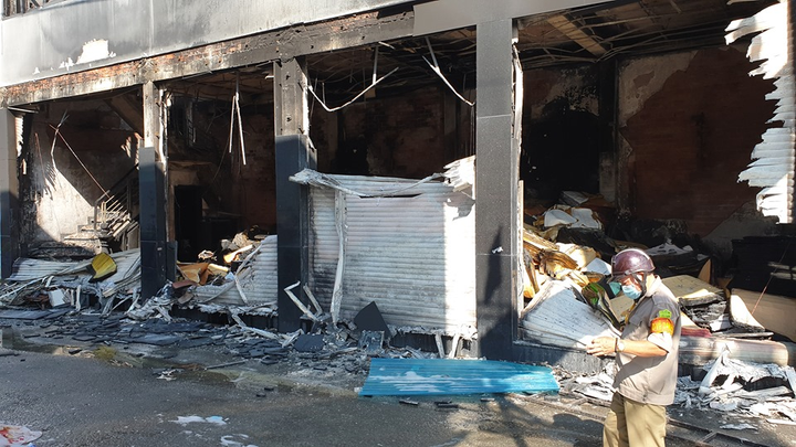 7 người mắc kẹt trong đám cháy được cảnh sát cứu thoát an toàn - 1