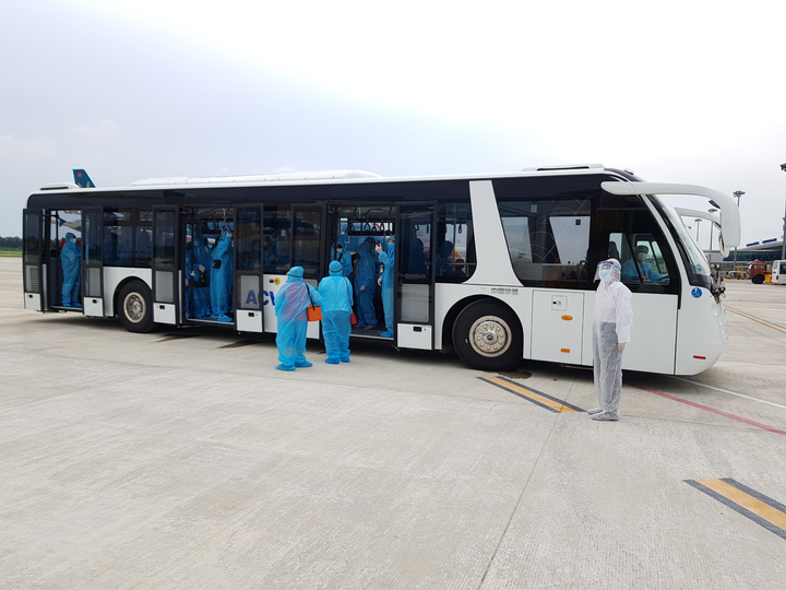 Vietnam Airlines đưa hơn 340 công dân từ Singapore về nước - 2