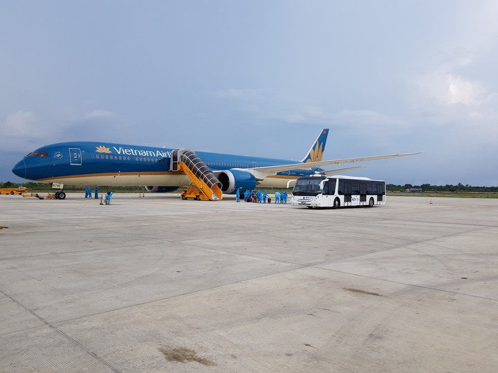 Vietnam Airlines đưa hơn 340 công dân từ Singapore về nước - 1