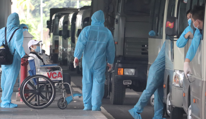 Ảnh: 344 công dân Việt Nam từ Singapore về sân bay Cần Thơ - 4