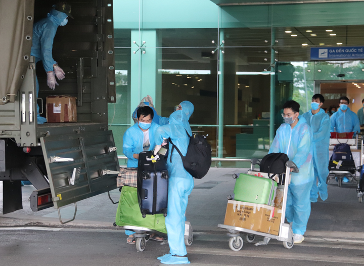 Ảnh: 344 công dân Việt Nam từ Singapore về sân bay Cần Thơ - 6