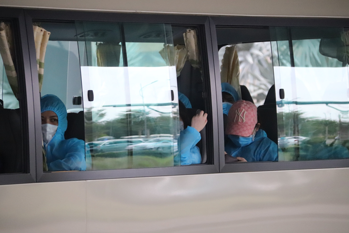 Ảnh: 344 công dân Việt Nam từ Singapore về sân bay Cần Thơ - 5