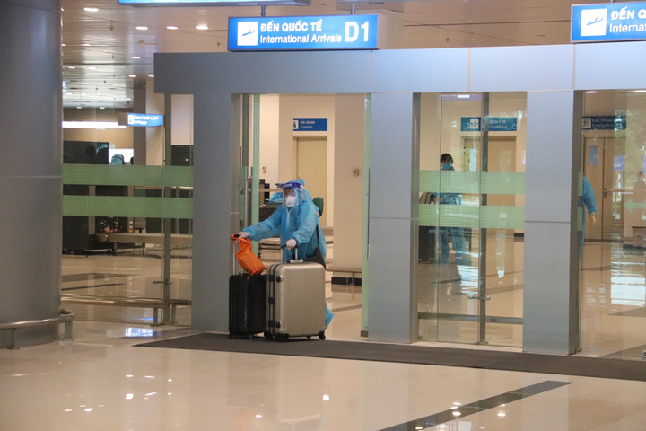 Ảnh: 344 công dân Việt Nam từ Singapore về sân bay Cần Thơ - 3