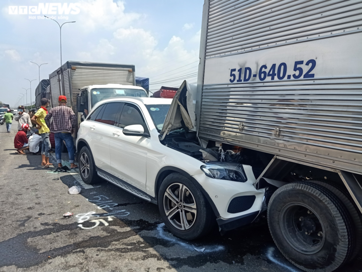 11 xe tông nhau liên hoàn trên Quốc lộ 1 ở TP.HCM - 1
