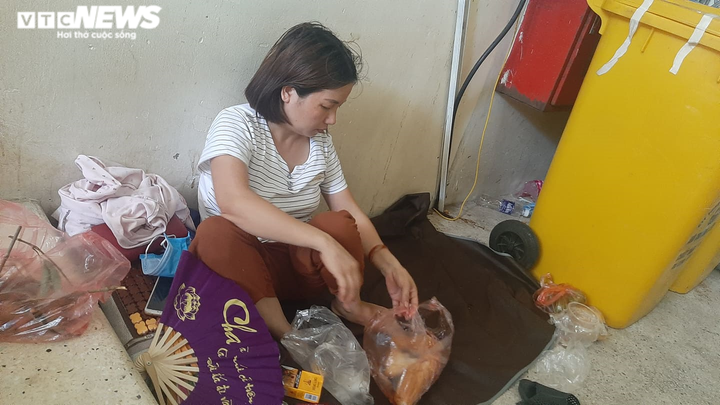 Người nhà bệnh nhân ăn cơm dưới chân tòa nhà, ngủ ở gốc cây trốn nắng nóng - 5