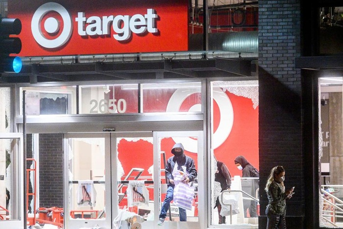 Vừa mở cửa lại sau COVID-19, hàng loạt cửa hàng lại khốn đốn vì biểu tình ở Mỹ - 5