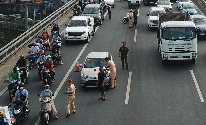Cầu Nhật Tân ùn tắc kéo dài sau vụ tai nạn sáng đầu tuần - 4