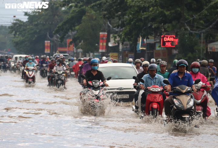 CSGT Cần Thơ bì bõm giữa dòng nước điều tiết giao thông sau cơn mưa lớn - 1