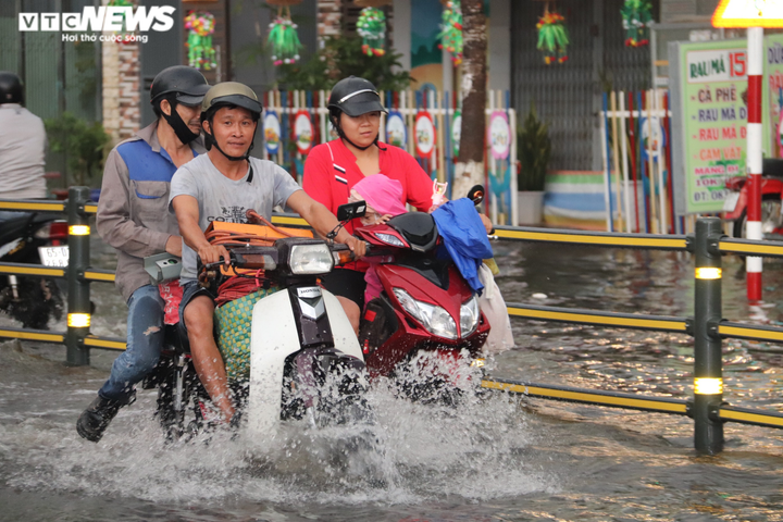 CSGT Cần Thơ bì bõm giữa dòng nước điều tiết giao thông sau cơn mưa lớn - 2