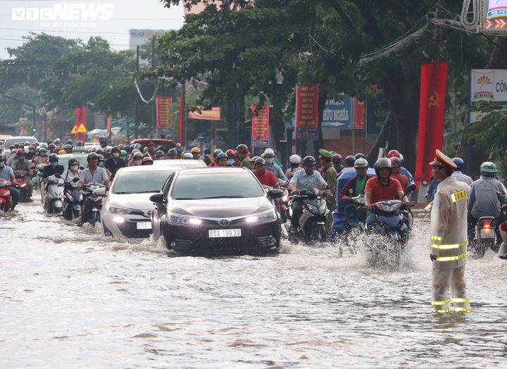 CSGT Cần Thơ bì bõm giữa dòng nước điều tiết giao thông sau cơn mưa lớn - 3