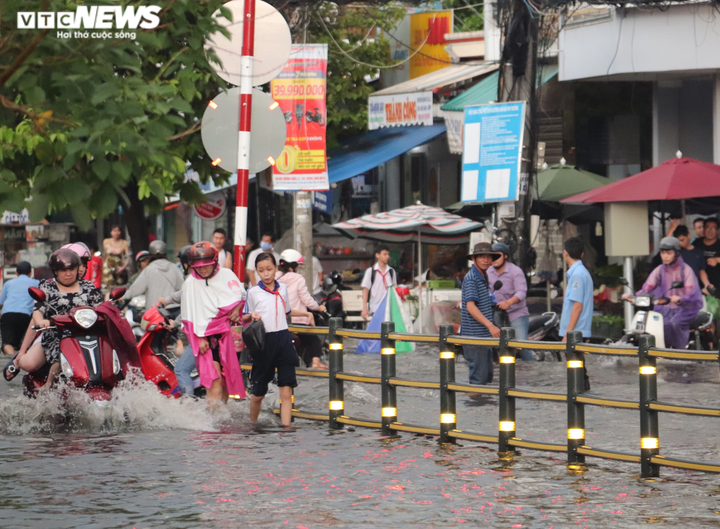 CSGT Cần Thơ bì bõm giữa dòng nước điều tiết giao thông sau cơn mưa lớn - 4