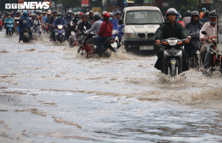 CSGT Cần Thơ bì bõm giữa dòng nước điều tiết giao thông sau cơn mưa lớn - 5
