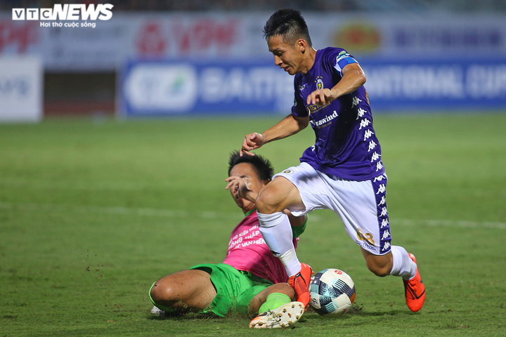 Hậu vệ bao vây, lăn xả vẫn không cản được Hùng Dũng, Quang Hải, Thành Lương - 4