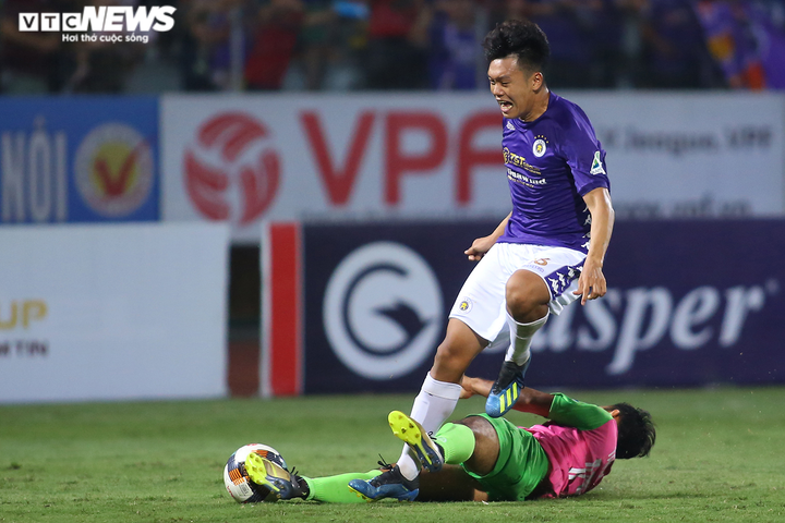 Hậu vệ bao vây, lăn xả vẫn không cản được Hùng Dũng, Quang Hải, Thành Lương - 9