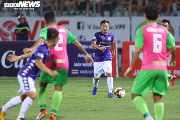 Hậu vệ bao vây, lăn xả vẫn không cản được Hùng Dũng, Quang Hải, Thành Lương - 6