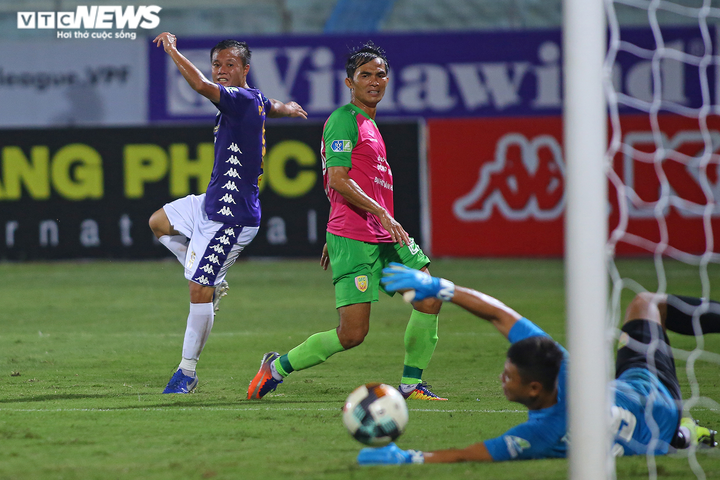 Hậu vệ bao vây, lăn xả vẫn không cản được Hùng Dũng, Quang Hải, Thành Lương - 7