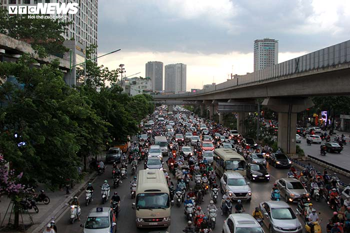 Đường phố Hà Nội hỗn loạn trong cơn mưa dông vào giờ tan tầm - 1