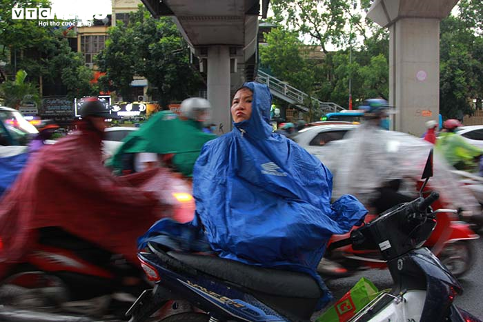Đường phố Hà Nội hỗn loạn trong cơn mưa dông vào giờ tan tầm - 5