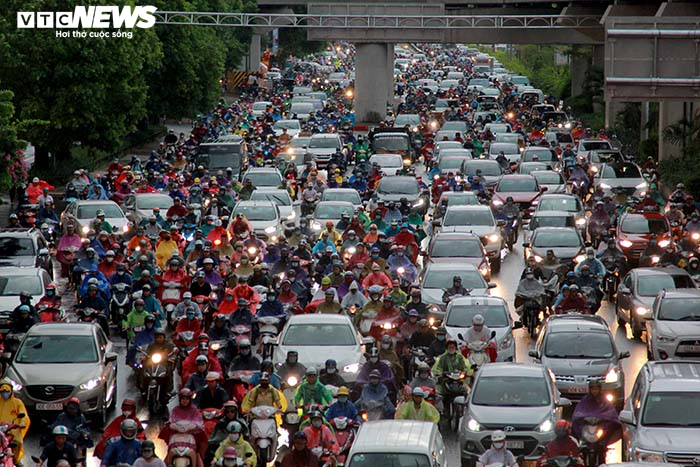 Đường phố Hà Nội hỗn loạn trong cơn mưa dông vào giờ tan tầm - 9