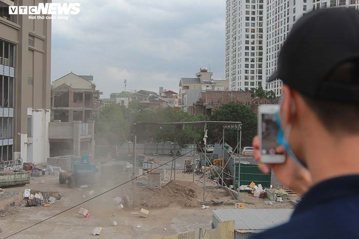 Đường phố Hà Nội hỗn loạn trong cơn mưa dông vào giờ tan tầm - 2