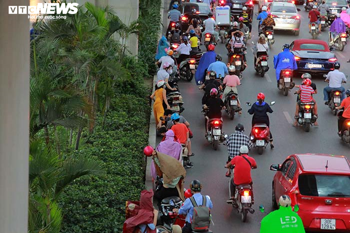 Đường phố Hà Nội hỗn loạn trong cơn mưa dông vào giờ tan tầm - 3